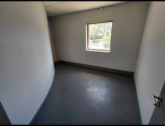 2,037M² OFFICE TO LET IN VORNA VALLEY